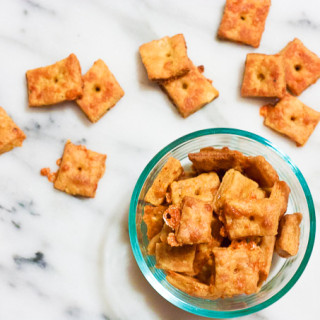 Jalapeño Garlic Cheese Crackers | eatfirstworrylater.com