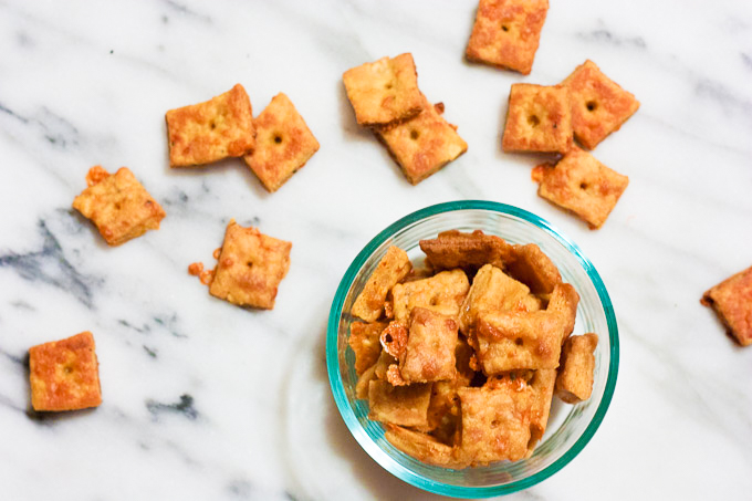 Jalapeño Garlic Cheese Crackers  | eatfirstworrylater.com